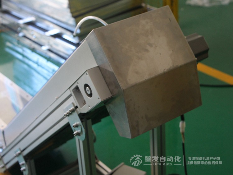 低端加平臺導(dǎo)條擋板上方加透明亞克力護罩爬坡皮帶輸送機