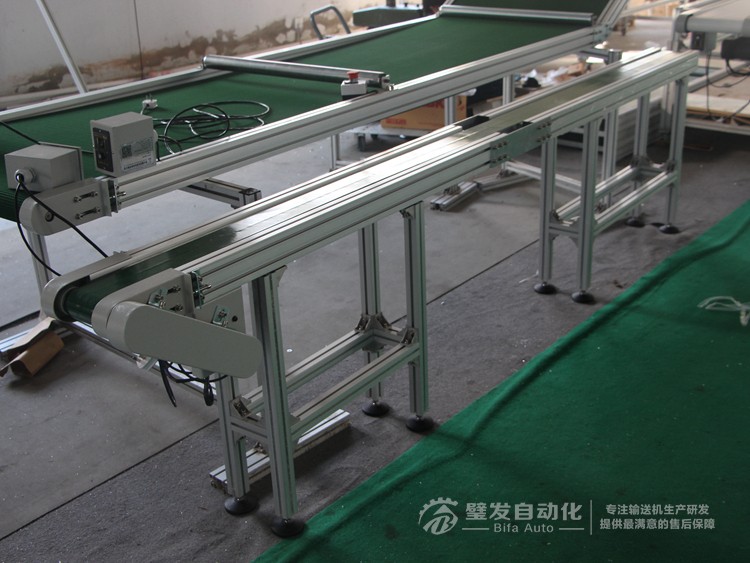 加防跑偏導(dǎo)條中間斷開小型非標(biāo)皮帶輸送機(jī)